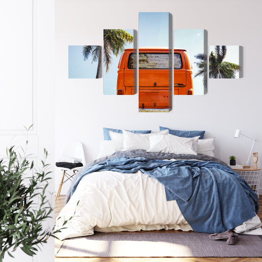 Obraz Wieloczęściowy Retro Auto Palmy – Słoneczny klimat do wnętrz Boho, Vintage i Eklektycznych – widok 2