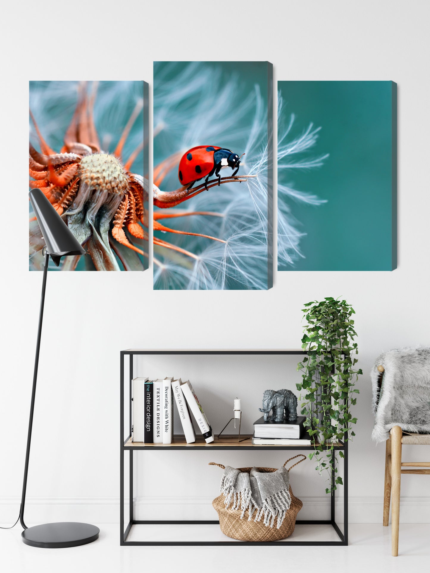 Obraz Wieloczęściowy Biedronka na Mniszku Lekarskim – natura w detalach do wnętrz boho i eko – widok 8