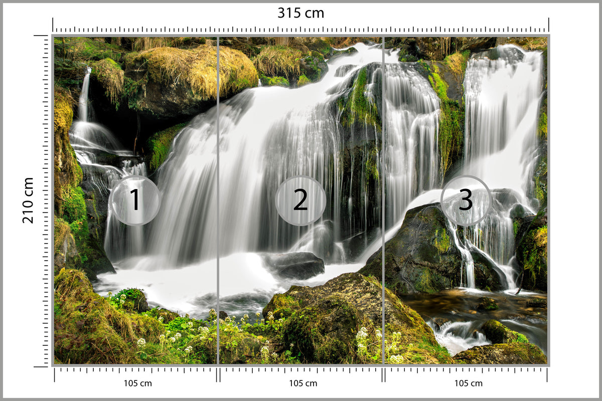 Fototapeta Wodospad W Lesie Na Omszałych Skałach 315 × 210 cm – podgląd kadru