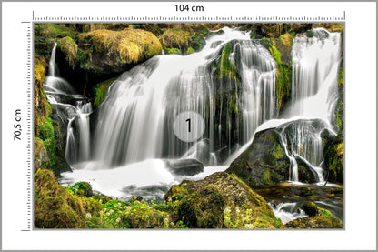 Fototapeta Wodospad W Lesie Na Omszałych Skałach 104 × 70,5 cm – podgląd kadru