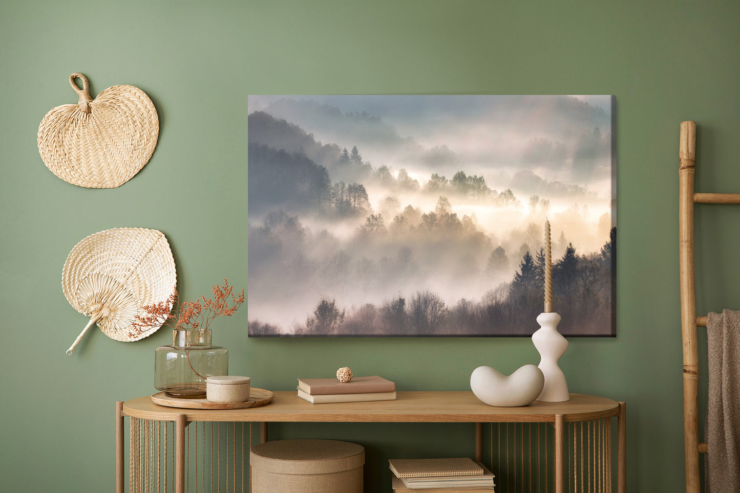 Obraz Na Płótnie Las We Mgle – spokojny pejzaż do wnętrz skandynawskich, nowoczesnych i rustykalnych – widok 4