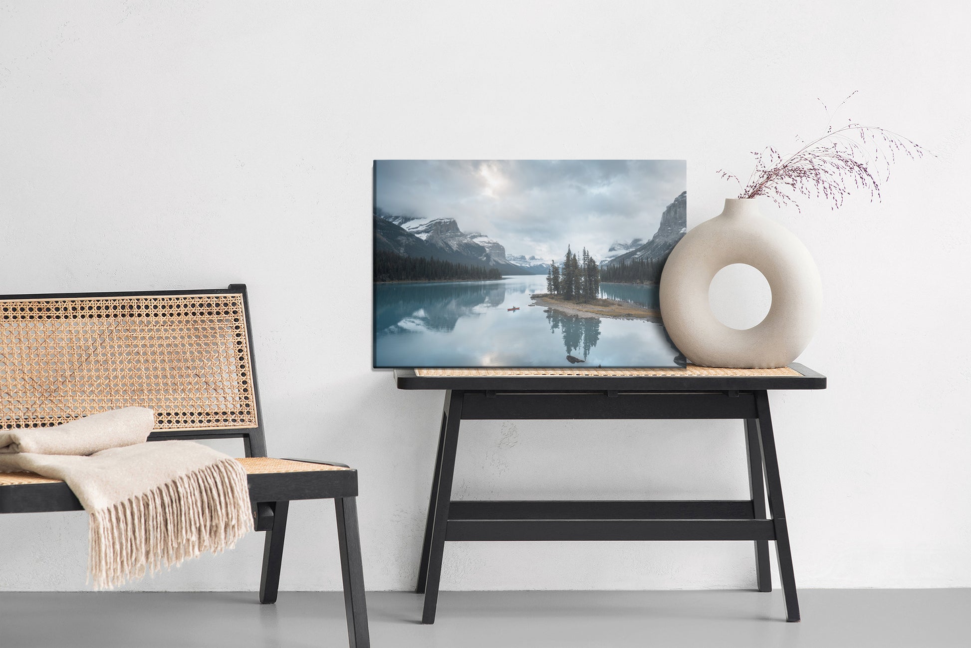 Obraz Na Płótnie Górskie Jezioro Kanady – majestatyczny pejzaż do wnętrz skandynawskich i nowoczesnych – widok 5