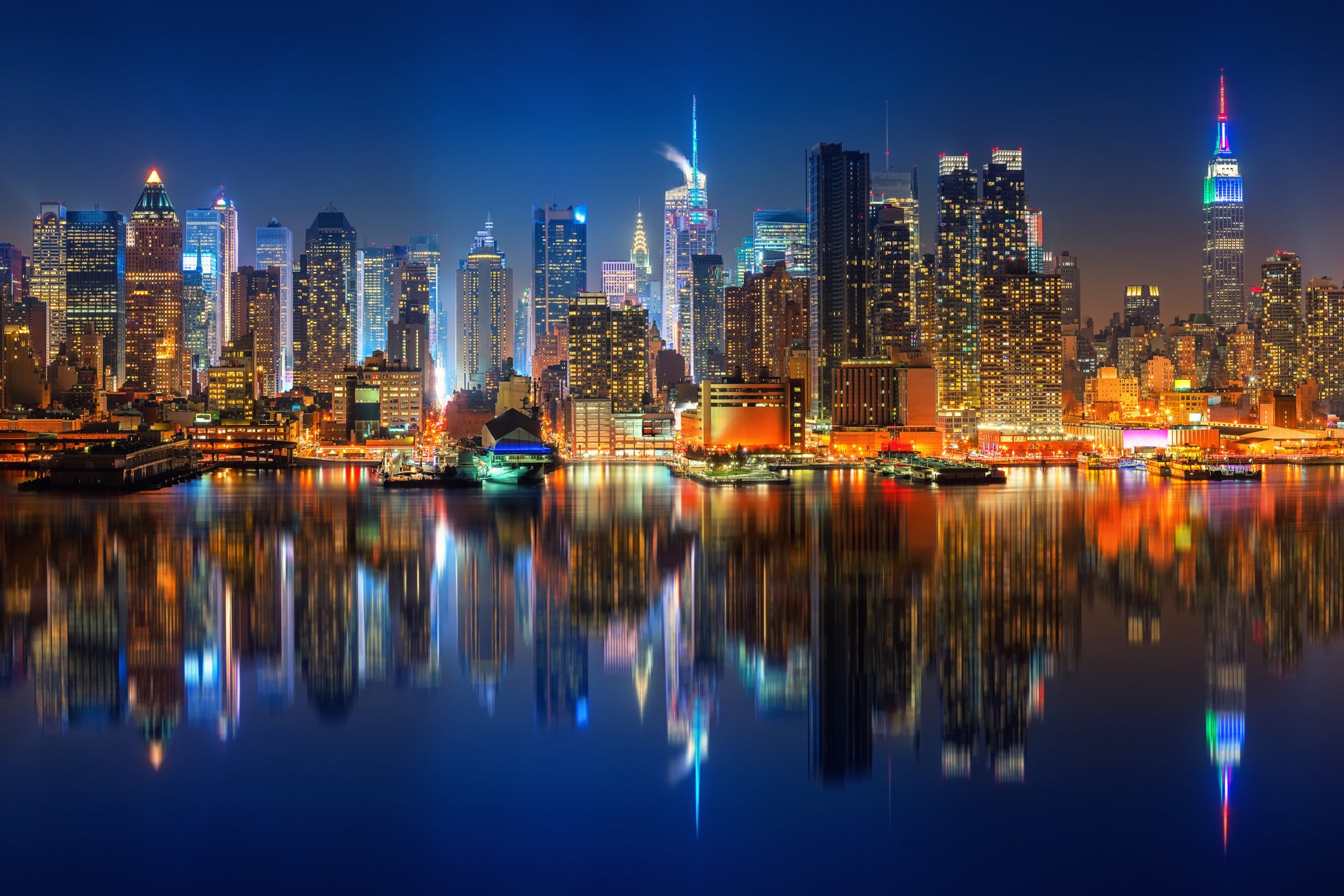 Obraz Na Płótnie Manhattan Nocą – panorama miasta w chłodnych odcieniach do wnętrz nowoczesnych i industrialnych 120x80