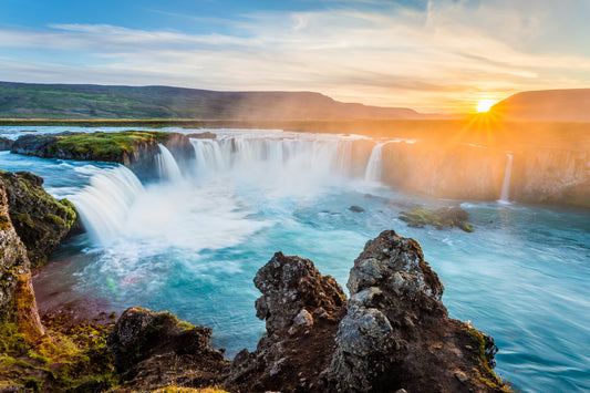 Obraz Na Płótnie Wodospad Godafoss – islandzki pejzaż do wnętrz skandynawskich i nowoczesnych 120x80