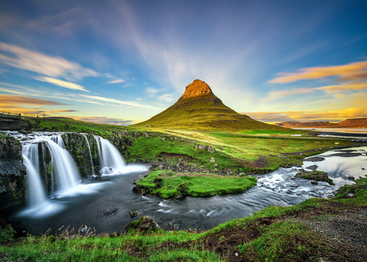 Obraz Na Płótnie Wodospad Kirkjufell – majestatyczny pejzaż do wnętrz skandynawskich i nowoczesnych. 120x80