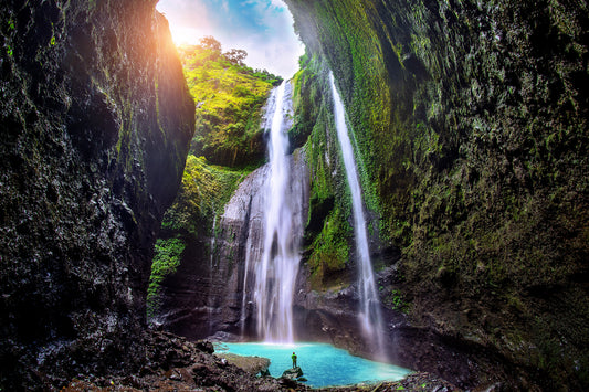 Obraz Na Płótnie Wodospad Madakaripura – majestat natury do wnętrz boho i nowoczesnych 120x80