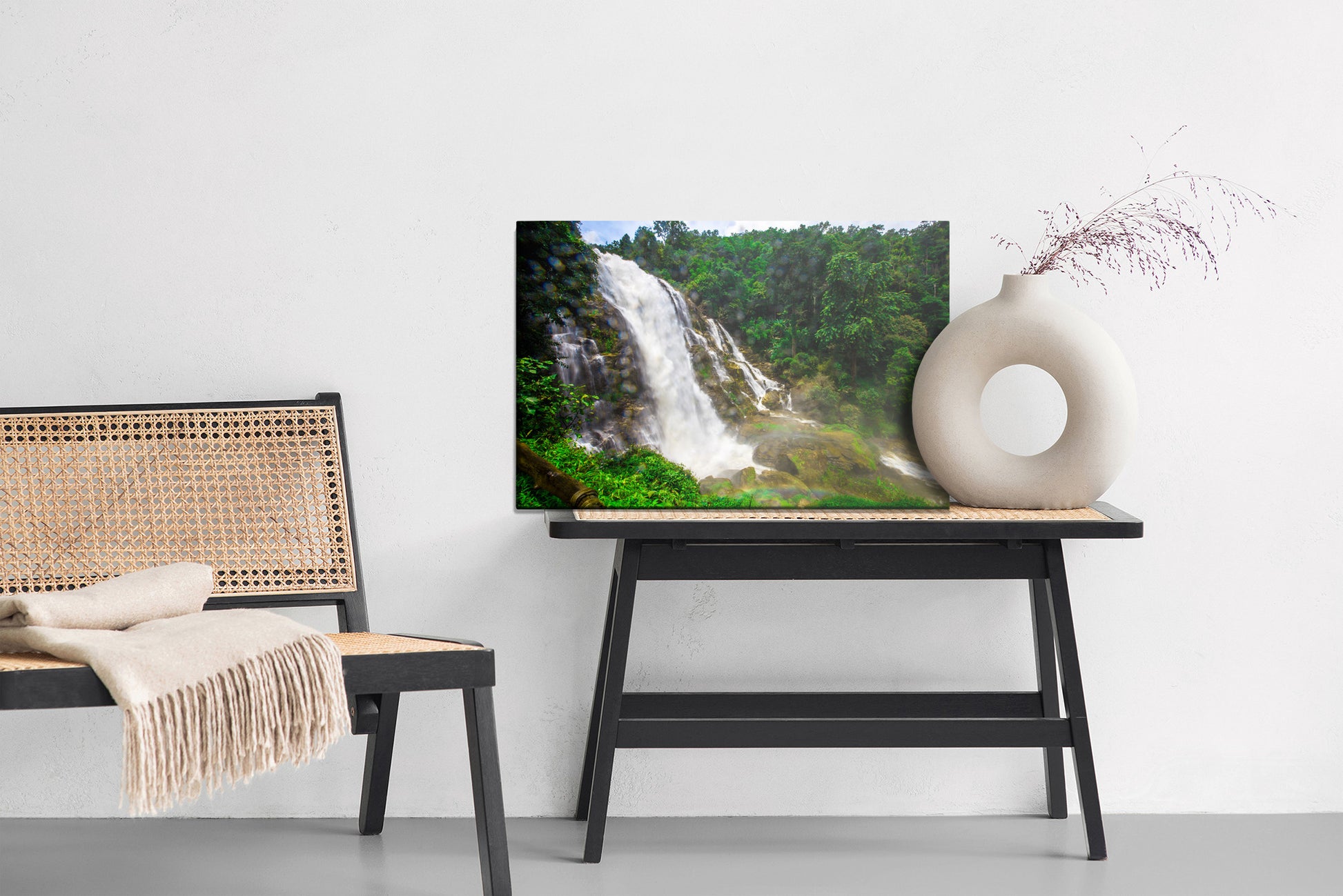 Obraz Na Płótnie Wodospad w Lesie – kojący krajobraz do wnętrz skandynawskich i biophilic – widok 5