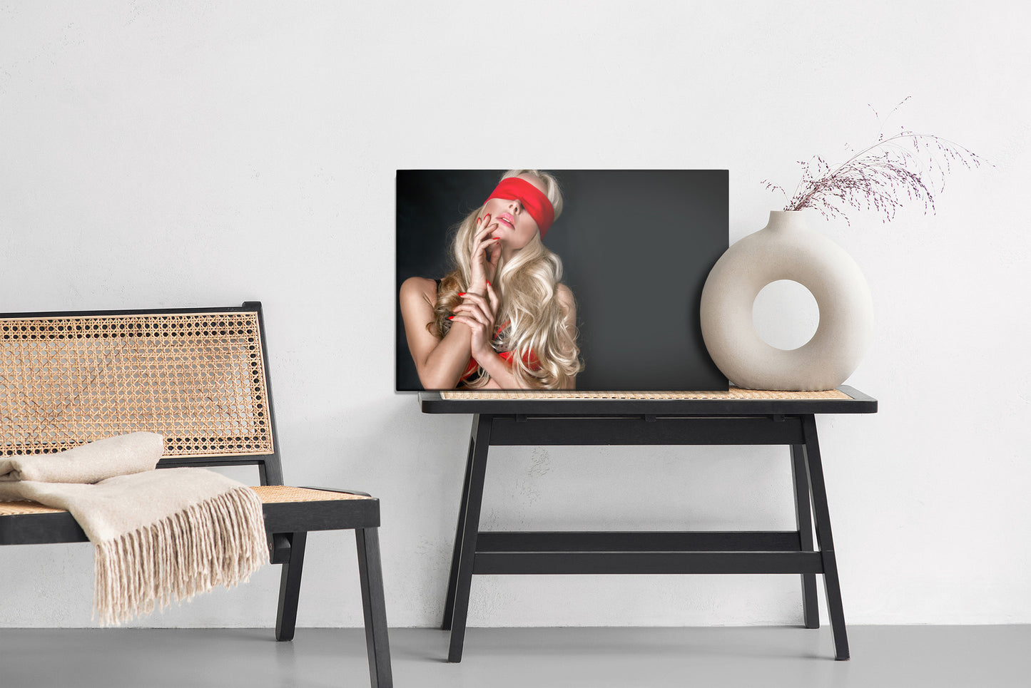 Obraz Na Płótnie Kobieta Z Opaską – Tajemniczy portret do wnętrz Modern, Minimalistycznych i Loftowych – widok 5