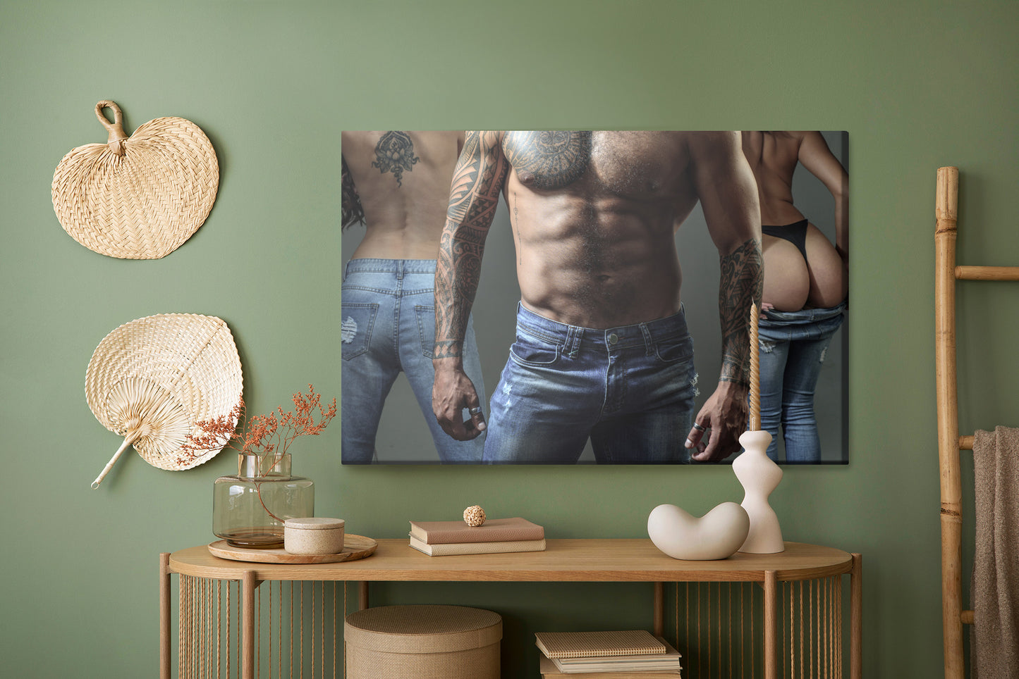 Obraz Na Płótnie Wytatuowany Mężczyzna z Kobietami – portret o wyrazistych kontrastach do wnętrz loft i nowoczesnych – widok 4