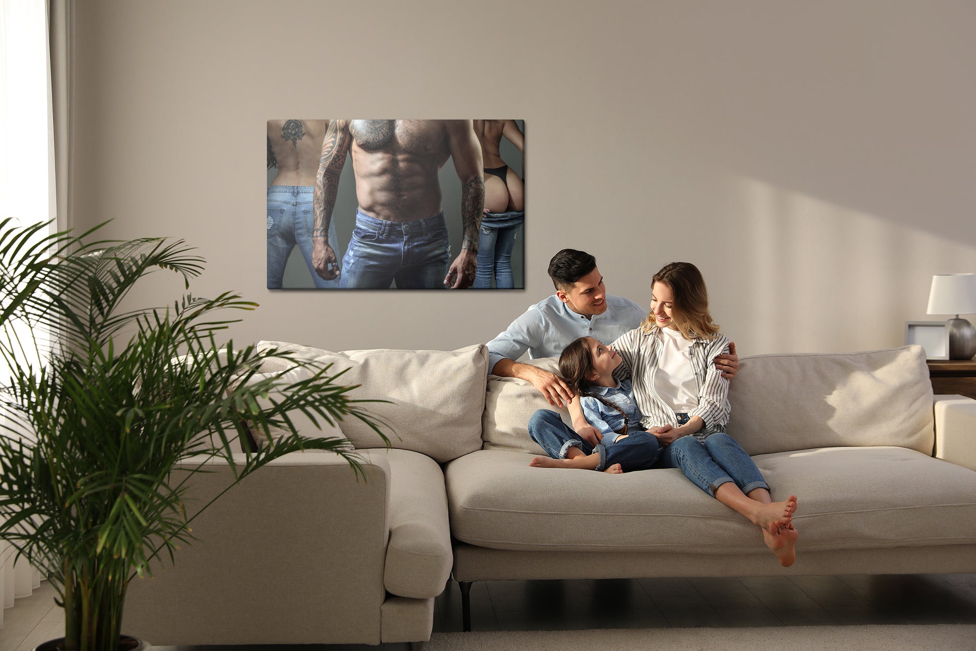 Obraz Na Płótnie Wytatuowany Mężczyzna z Kobietami – portret o wyrazistych kontrastach do wnętrz loft i nowoczesnych – widok 6