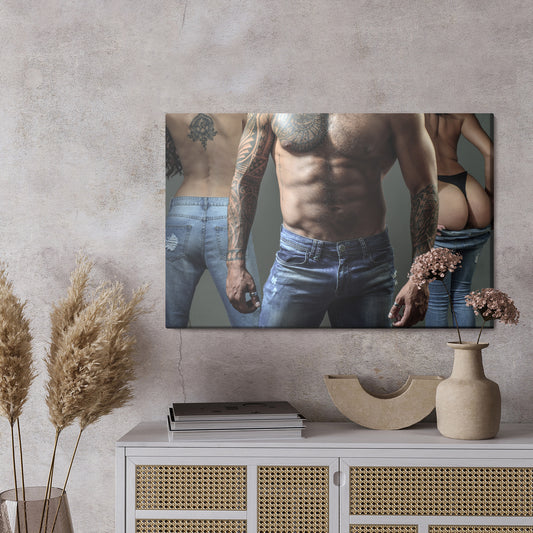 Obraz Na Płótnie Wytatuowany Mężczyzna z Kobietami – portret o wyrazistych kontrastach do wnętrz loft i nowoczesnych – widok 2