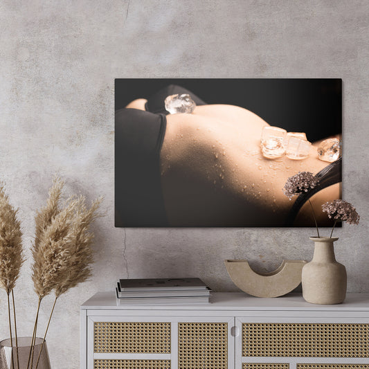Obraz Na Płótnie Kostki Lodu na Ciele Kobiety – sensualny akcent do wnętrz nowoczesnych i loftowych – widok 2