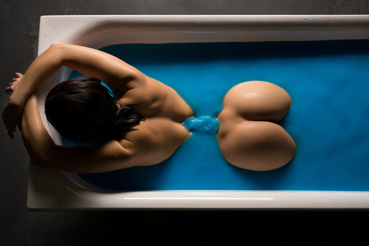 Obraz Na Płótnie Kobieta w Wannie – intymna kompozycja do wnętrz nowoczesnych, minimalistycznych i spa. 120x80