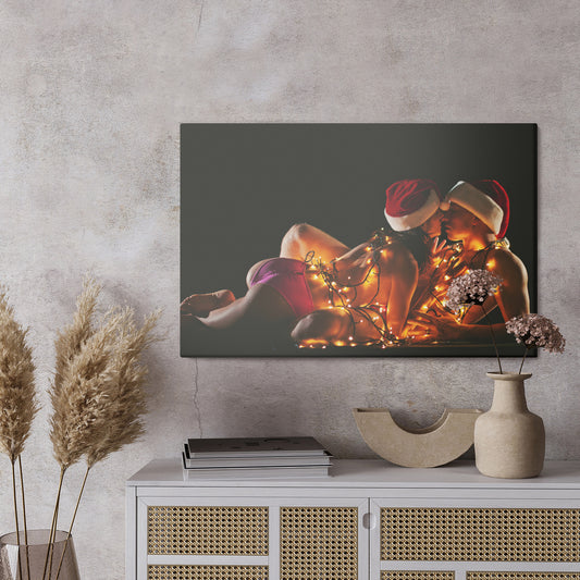 Obraz Na Płótnie Świąteczna Para w Objeciach – romantyczny akcent do wnętrz klasycznych i hygge – widok 2