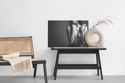 Obraz Na Płótnie Portret Kobiety – zmysłowa fotografia w chłodnych barwach do wnętrz nowoczesnych i minimalistycznych – widok 5