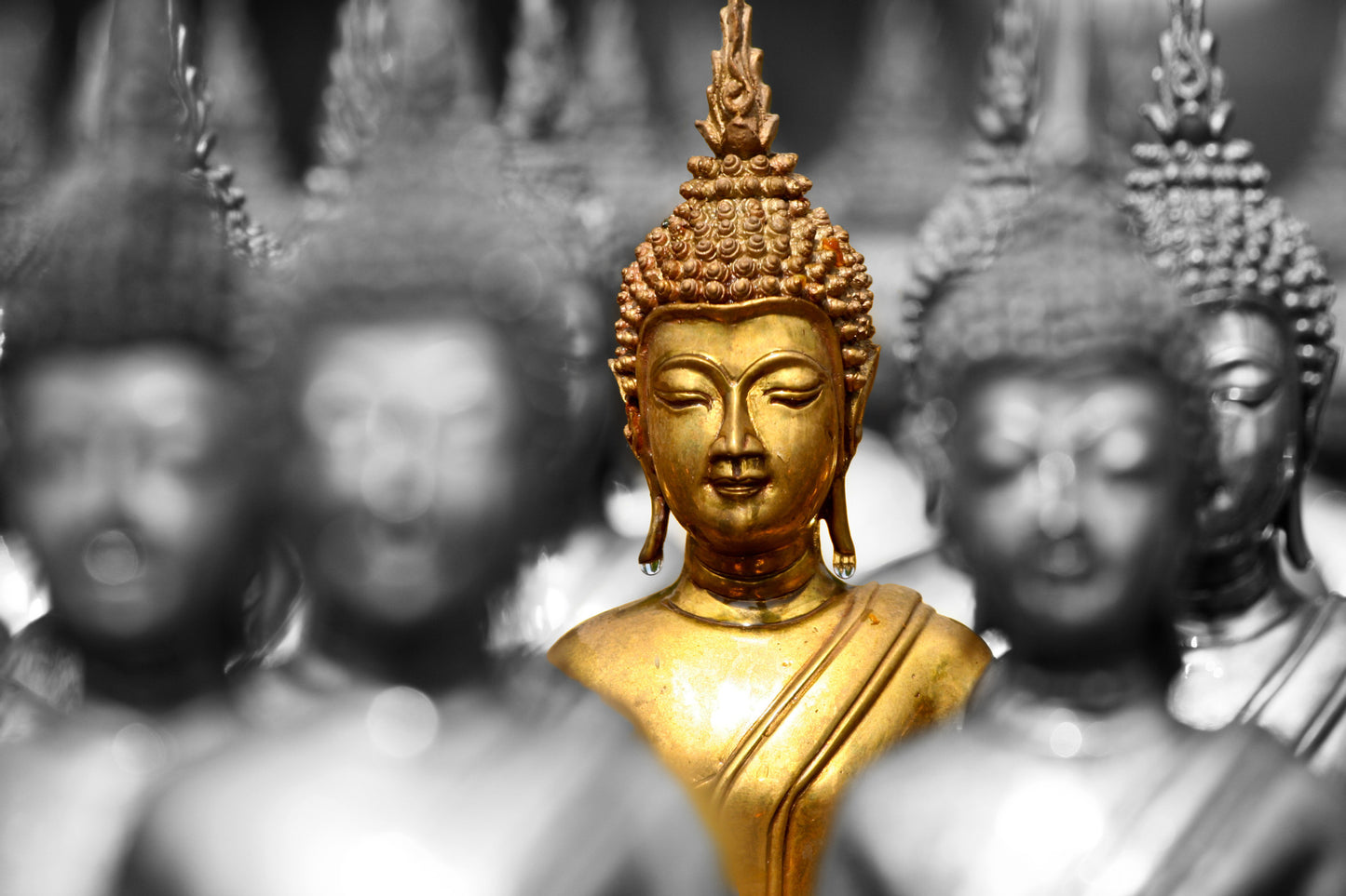 Obraz Na Płótnie Złoty Budda – symbol spokoju do wnętrz nowoczesnych, eklektycznych i w stylu Zen 120x80