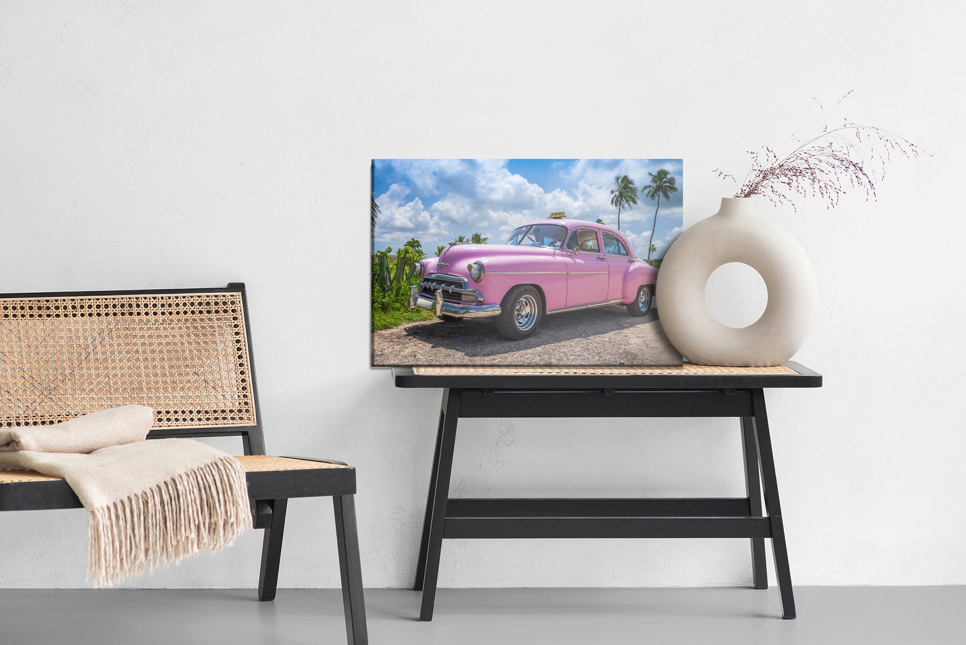 Obraz Na Płótnie Retro Różowy Samochód – urokliwy akcent vintage do wnętrz shabby chic i skandynawskich. – widok 5