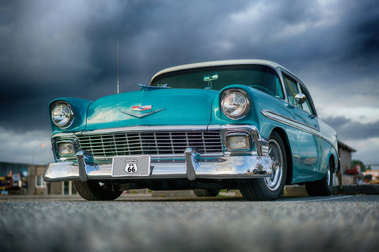 Obraz Na Płótnie Turkusowy Samochód – marzycielska podróż do wnętrz coastal, retro i nowoczesnych 120x80