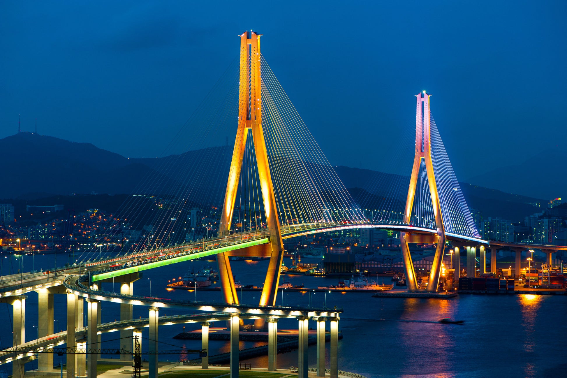 Obraz Na Płótnie Most Busan Harbor Bridge – Nocny pejzaż miejski do wnętrz nowoczesnych, industrialnych. 120x80