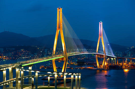 Obraz Na Płótnie Most Busan Harbor Bridge – Nocny pejzaż miejski do wnętrz nowoczesnych, industrialnych. 120x80