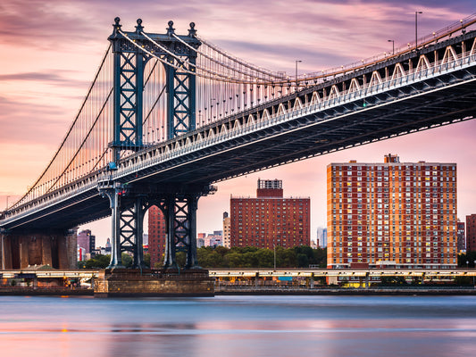 Obraz Na Płótnie Manhattan Bridge – miejski pejzaż w chłodnej tonacji do wnętrz loftowych i nowoczesnych 120x80