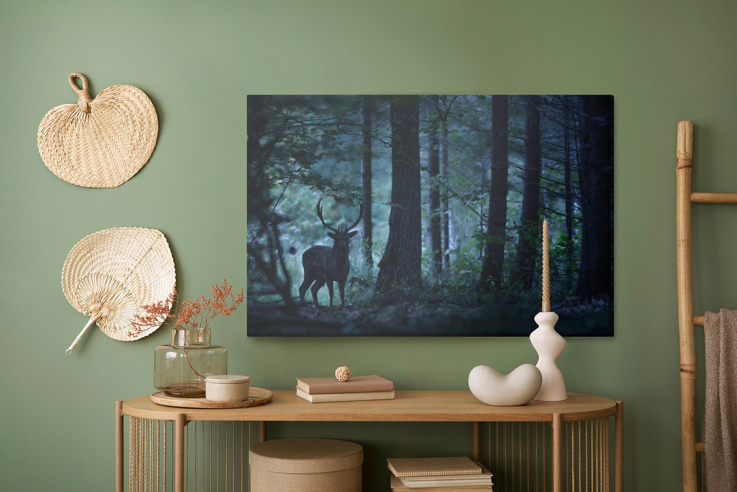 Obraz Na Płótnie Jeleń w Mrocznym Lesie – nastrojowa dekoracja do wnętrz loft, vintage i woodland – widok 4