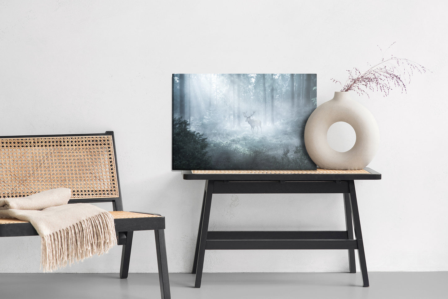 Obraz Na Płótnie Jeleń w Lesie – dekoracja w ciemnych barwach do wnętrz loft i modern rustic – widok 5