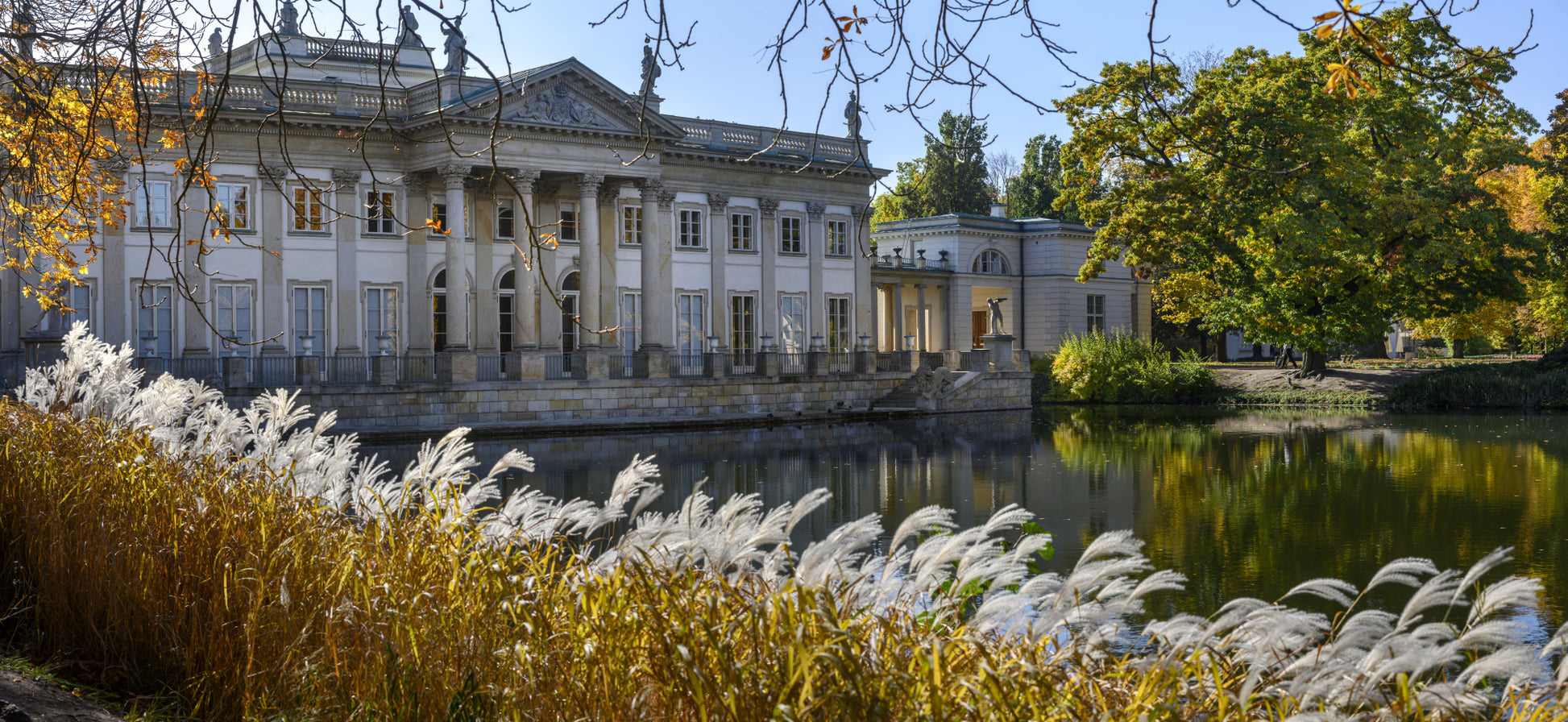 Obraz Na Płótnie Pałac w Warszawie Jesienią – majestatyczny pejzaż do wnętrz klasycznych i eleganckich 120x80