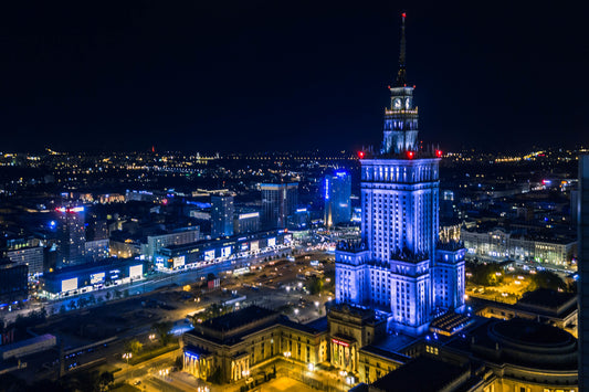 Obraz Na Płótnie Oświetlona Warszawa Nocą – świetlisty pejzaż miejski do wnętrz nowoczesnych i industrialnych 120x80