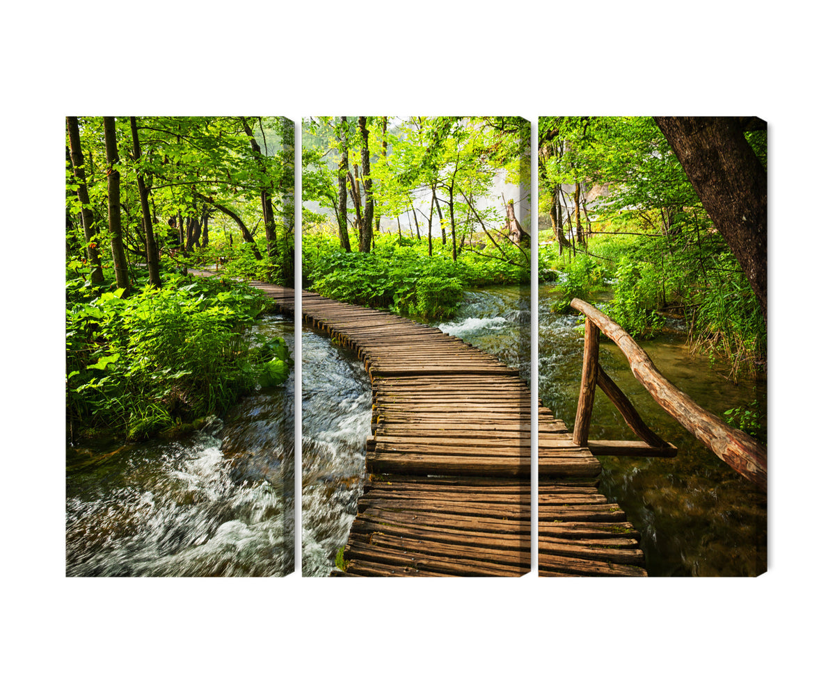 Obraz Wieloczęściowy Drewniana Kładka w Lesie – spokojna panorama natury do wnętrz skandynawskich i boho – 3 równe części (60x40–180x120 cm) – układ paneli