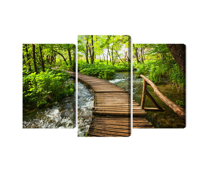 Obraz Wieloczęściowy Drewniana Kładka w Lesie – spokojna panorama natury do wnętrz skandynawskich i boho – 3 części (środkowa wyższa) (60x40–180x120 cm) – układ paneli