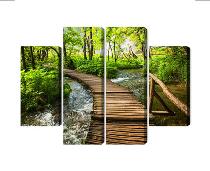 Obraz Wieloczęściowy Drewniana Kładka w Lesie – spokojna panorama natury do wnętrz skandynawskich i boho – 4 części (80x60–200x150 cm) – układ paneli
