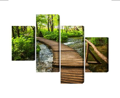 Obraz Wieloczęściowy Drewniana Kładka w Lesie – spokojna panorama natury do wnętrz skandynawskich i boho – 4 części (80x50–240x150 cm) – układ paneli