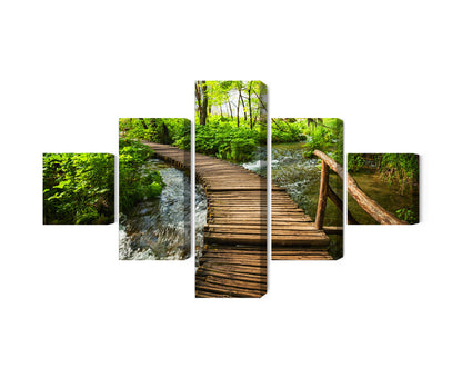 Obraz Wieloczęściowy Drewniana Kładka w Lesie – spokojna panorama natury do wnętrz skandynawskich i boho – 5 części (150x90–250x150 cm) – układ paneli