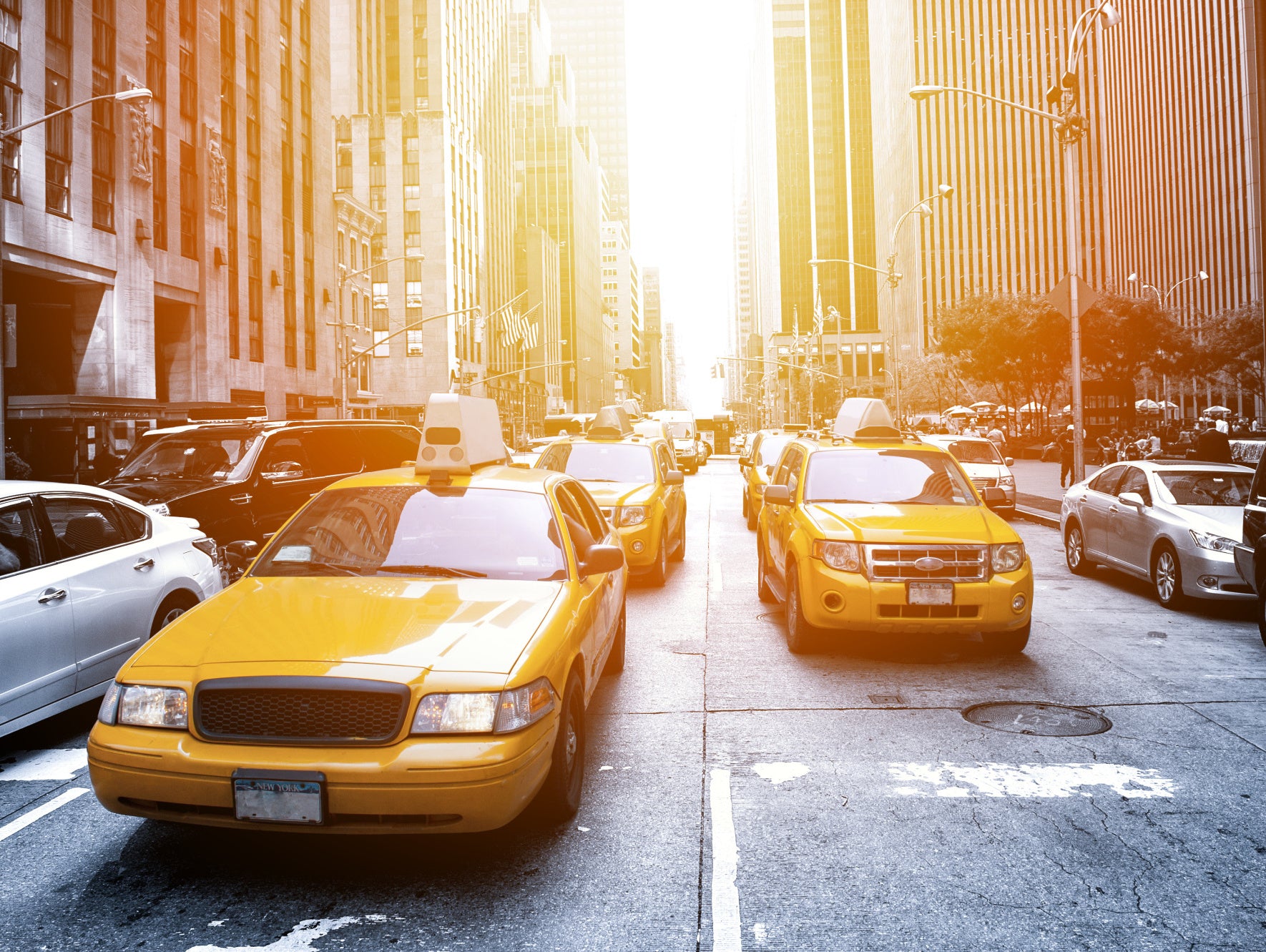 Obraz Wieloczęściowy Nowy Jork Taxi – słoneczny, miejski pejzaż do wnętrz nowoczesnych, industrialnych i loftowych 200x150