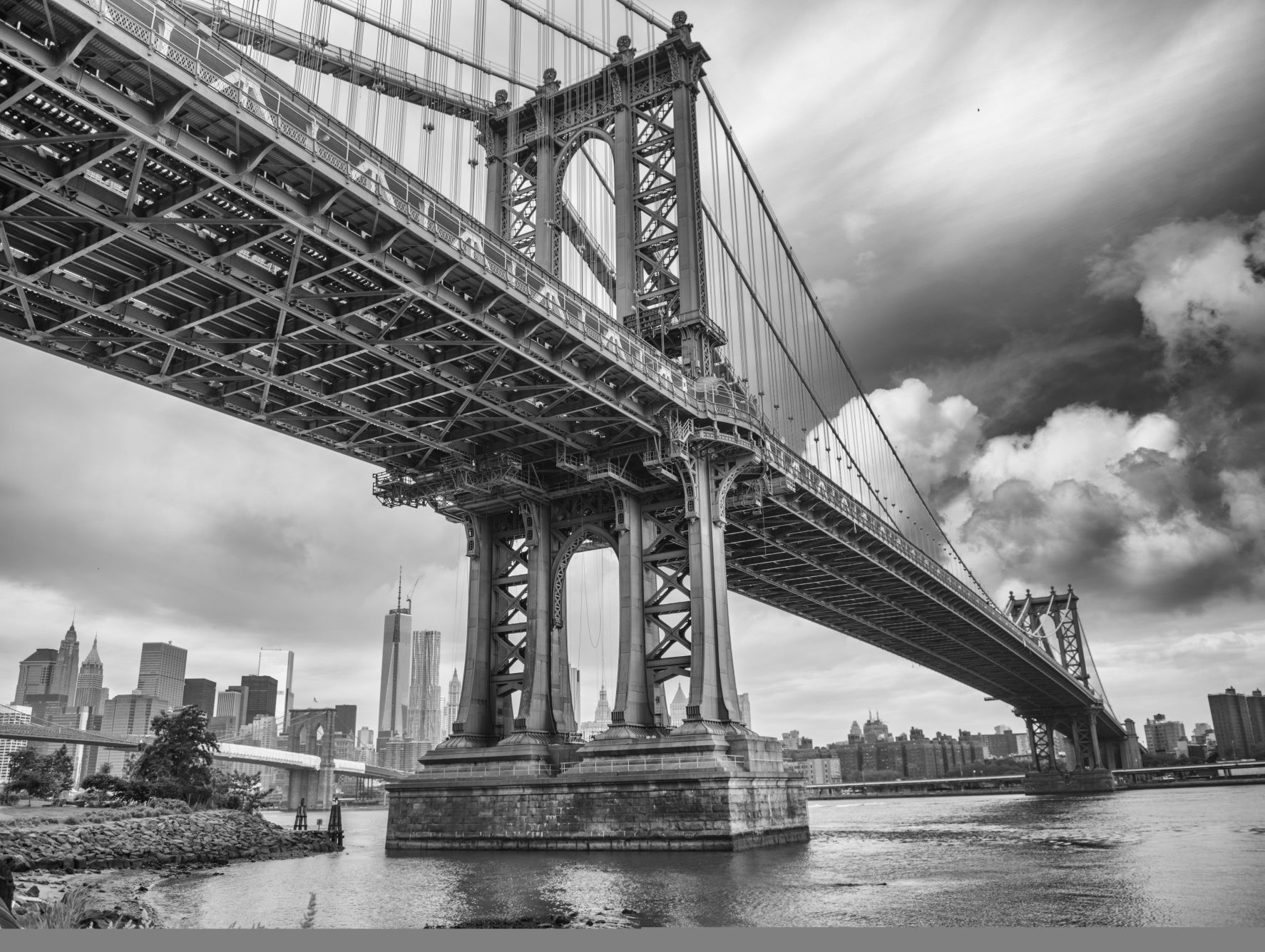 Obraz Wieloczęściowy Most Manhattan Nowy Jork – dynamiczna panorama do wnętrz nowoczesnych, industrialnych i loftowych 200x150