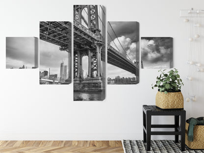 Obraz Wieloczęściowy Most Manhattan – dynamiczna panorama do wnętrz loftowych i nowoczesnych – widok 7