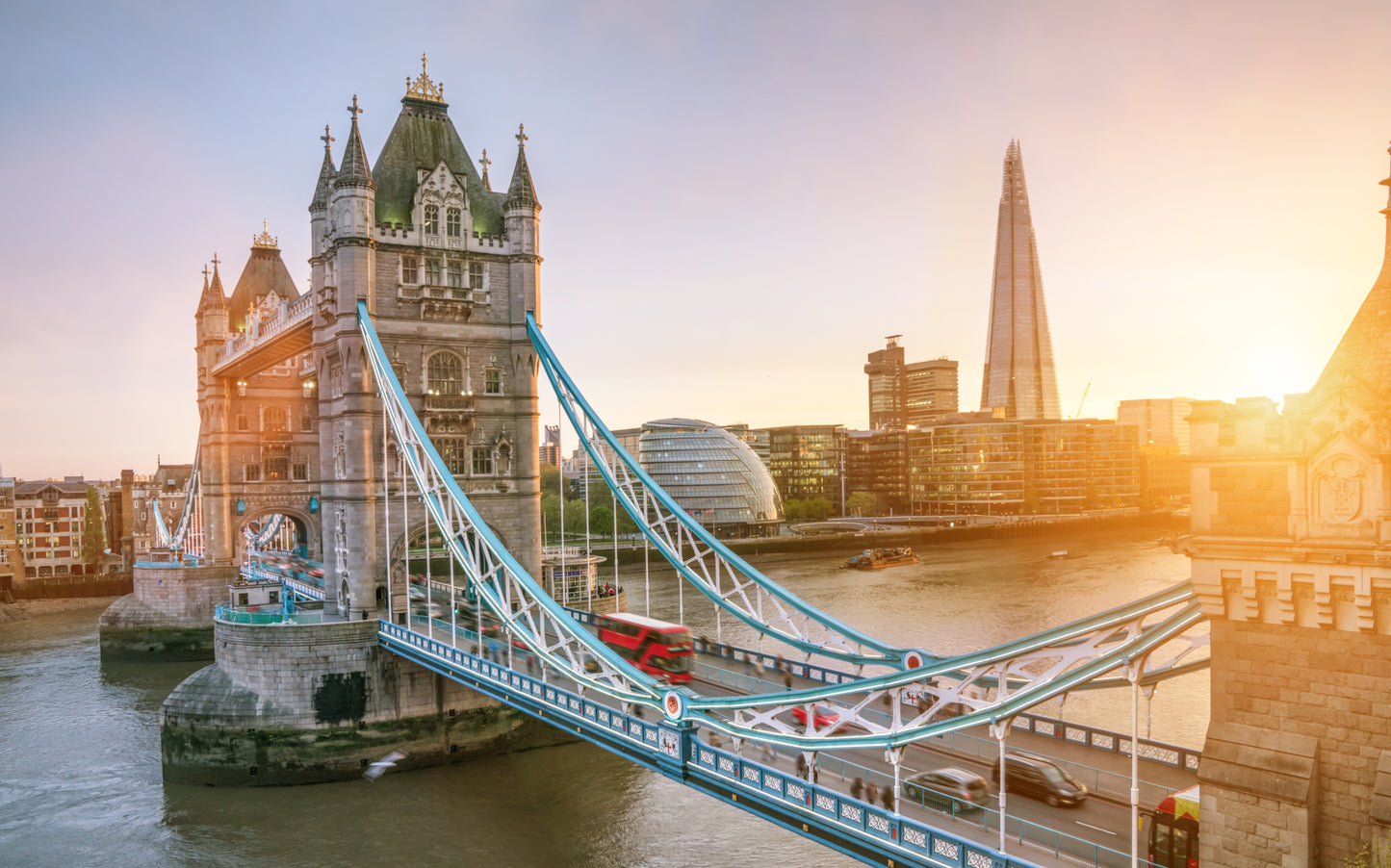 Obraz Wieloczęściowy Tower Bridge – rozświetlony wschód słońca do wnętrz nowoczesnych, industrialnych i eleganckich 240x150