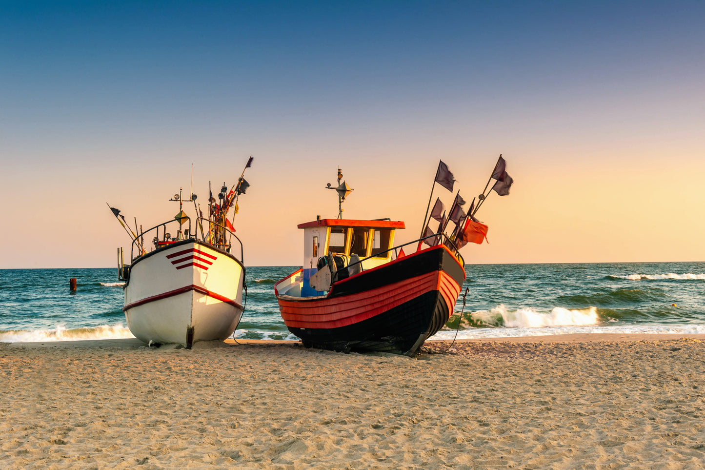 Obraz Wieloczęściowy Łodzie Rybackie Na Plaży – spokojny pejzaż morski do wnętrz marynistycznych, Hampton i boho 180x120