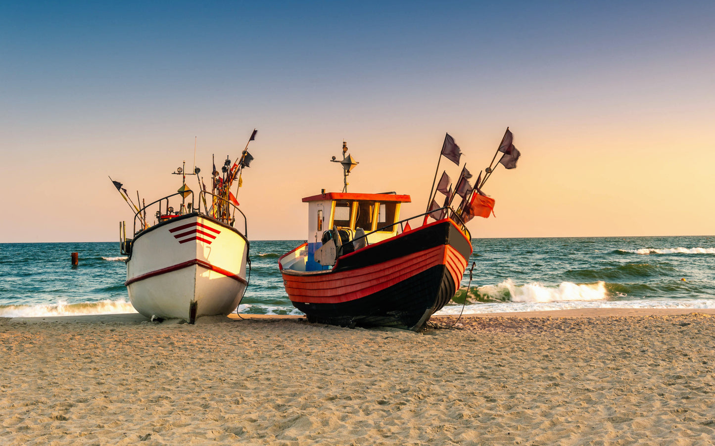 Obraz Wieloczęściowy Łodzie Rybackie na Plaży – sielski widok morski do wnętrz coastal i naturalnych 240x150