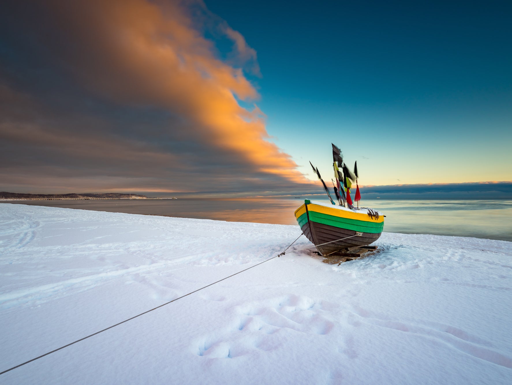Obraz Wieloczęściowy Kuter Rybacki – zimowy pejzaż do wnętrz skandynawskich, coastal, minimalistycznych 200x150