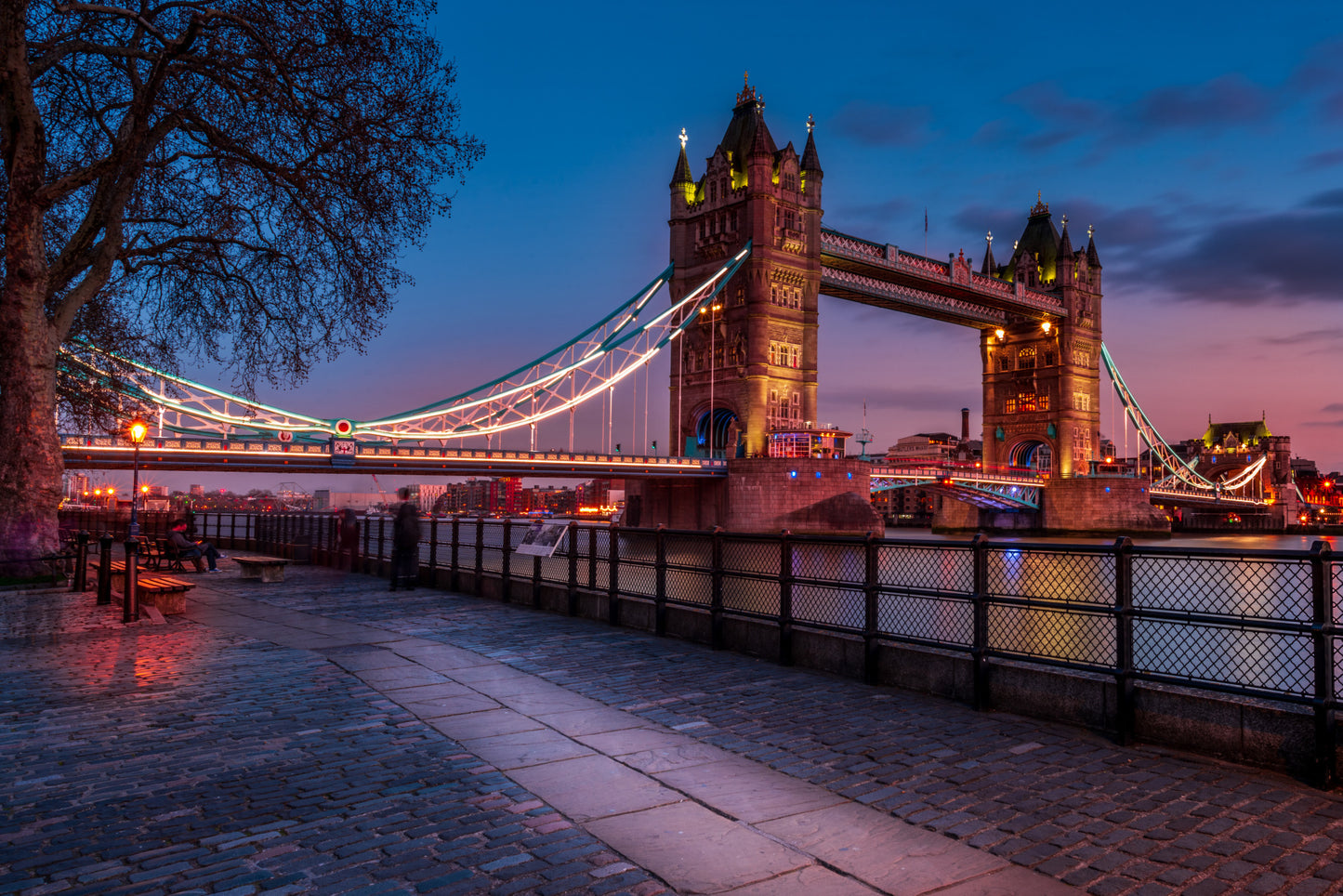 Obraz Wieloczęściowy Londyński Tower Bridge – miejska panorama o zmierzchu do wnętrz nowoczesnych, industrialnych 180x120