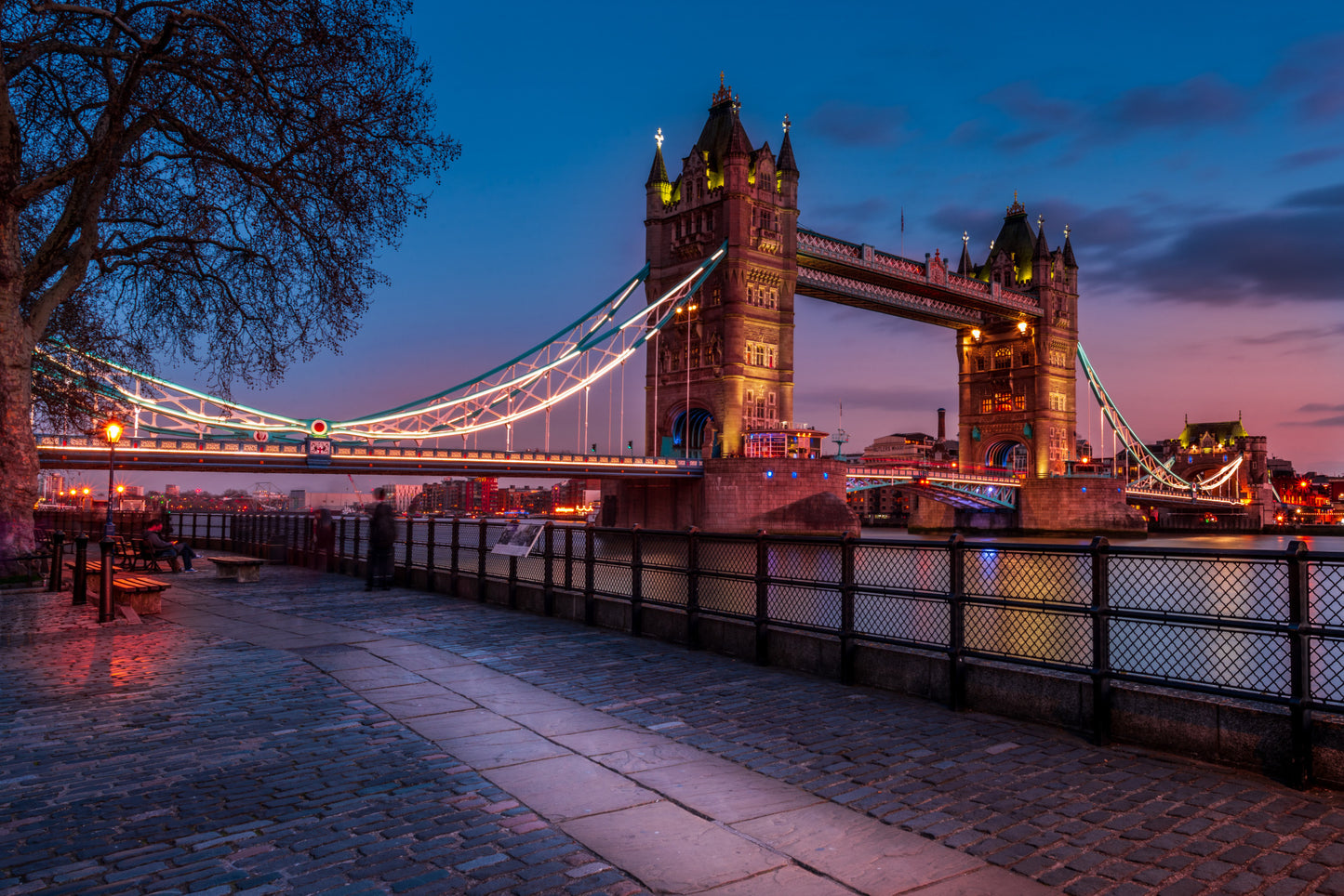 Obraz Wieloczęściowy Tower Bridge – majestatyczny zachód słońca do wnętrz nowoczesnych, industrialnych i glamour 180x120
