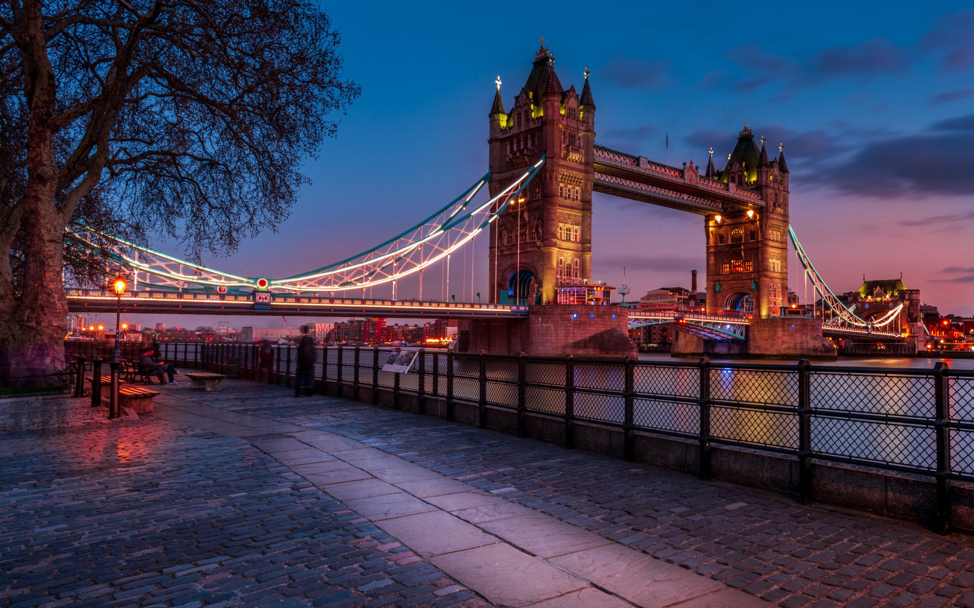 Obraz Wieloczęściowy Tower Bridge – londyński zachód słońca do wnętrz nowoczesnych, industrialnych i loftowych 240x150