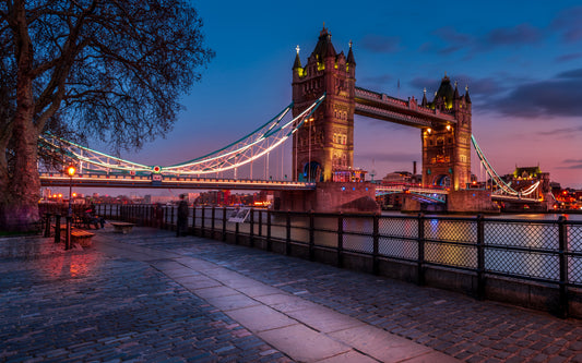 Obraz Wieloczęściowy Tower Bridge – londyński zachód słońca do wnętrz nowoczesnych, industrialnych i loftowych 240x150