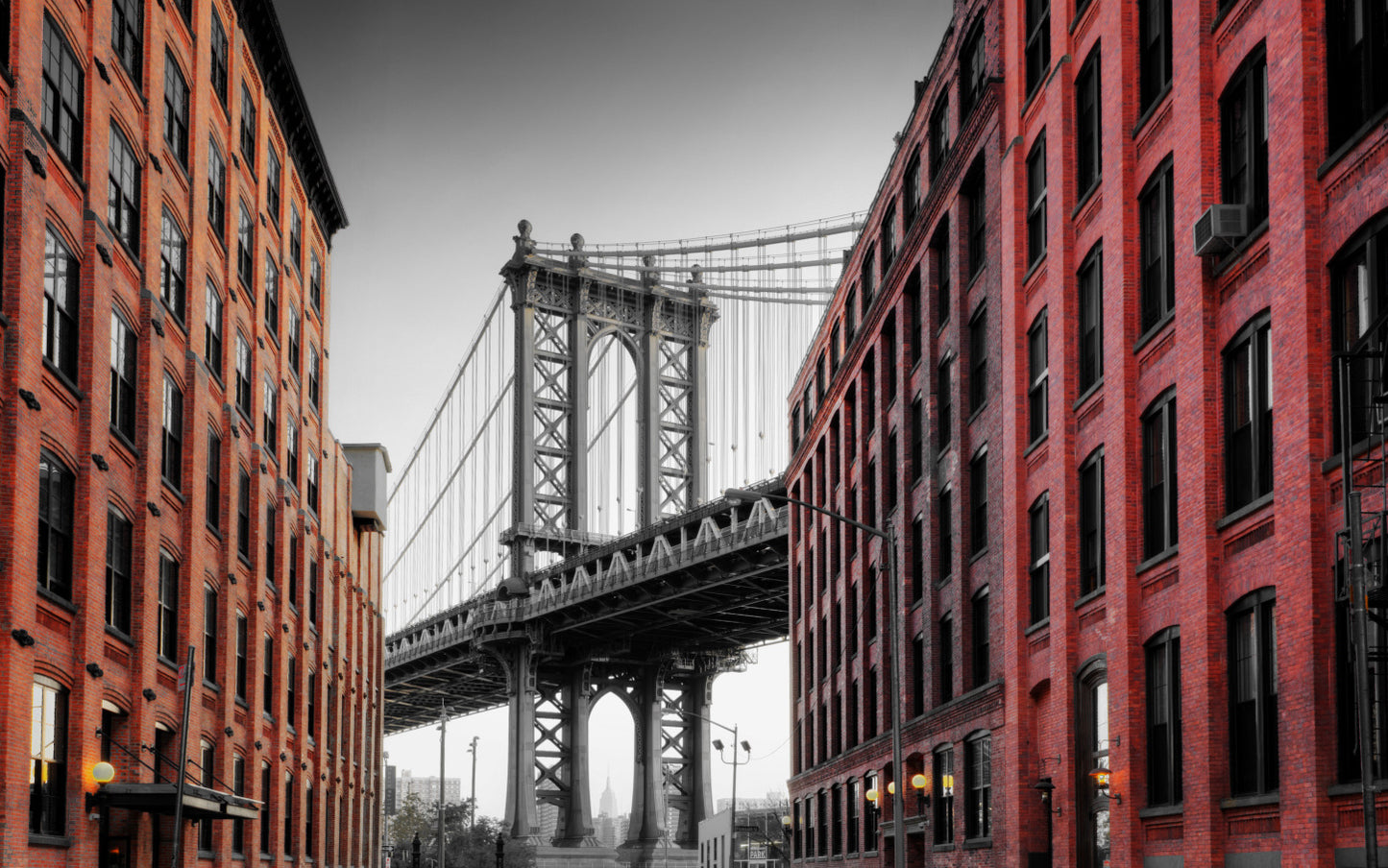 Obraz Wieloczęściowy Most Manhattan Bridge – ikoniczna panorama do wnętrz industrialnych, nowoczesnych i loftowych 240x150
