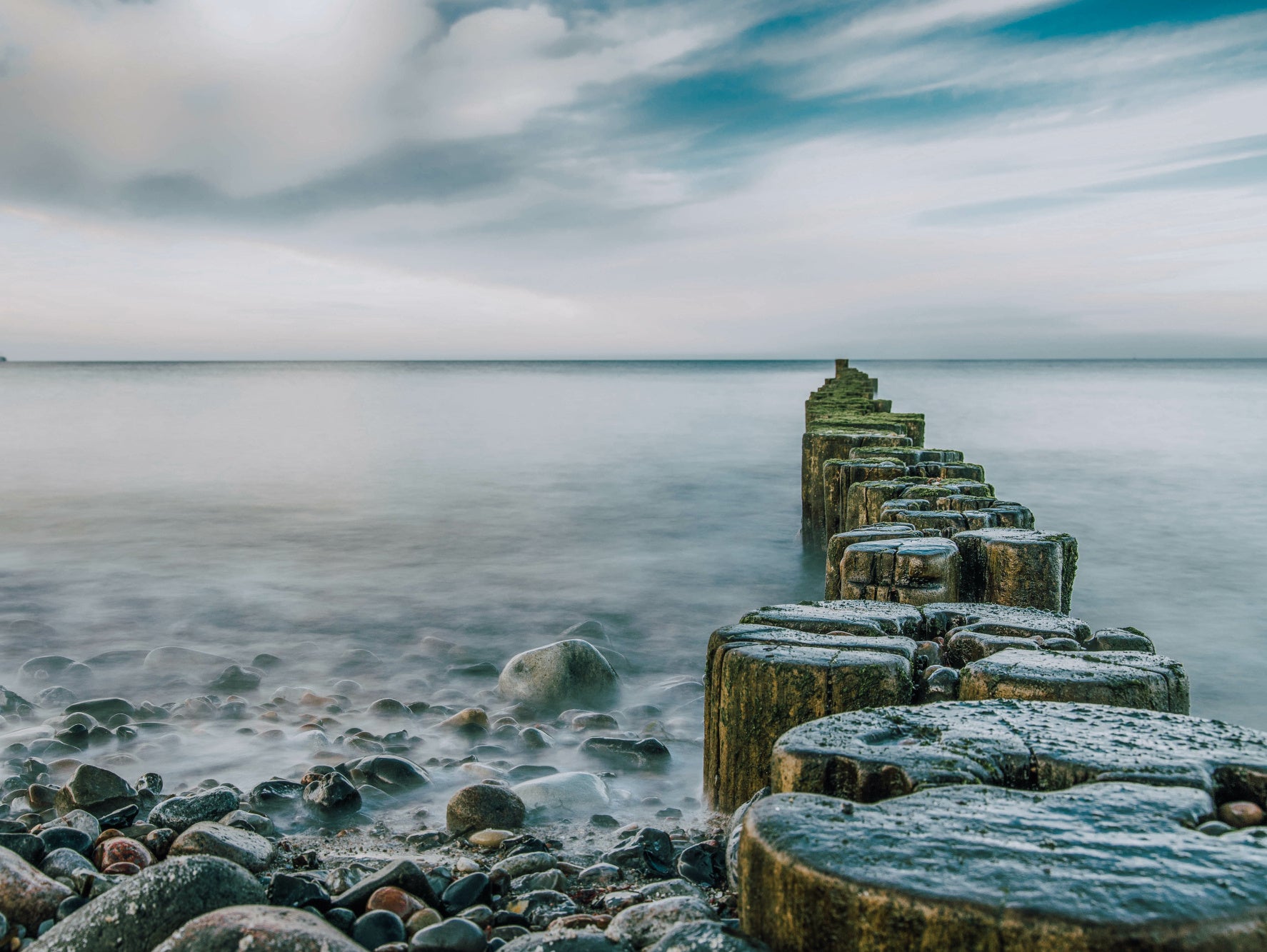 Obraz Wieloczęściowy Skalista Plaża z Falochronami – naturalny pejzaż do wnętrz skandynawskich, nowoczesnych i nadmorskich 200x150
