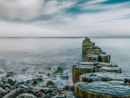 Obraz Wieloczęściowy Skalista Plaża z Falochronami – naturalny pejzaż do wnętrz skandynawskich, nowoczesnych i nadmorskich 200x150