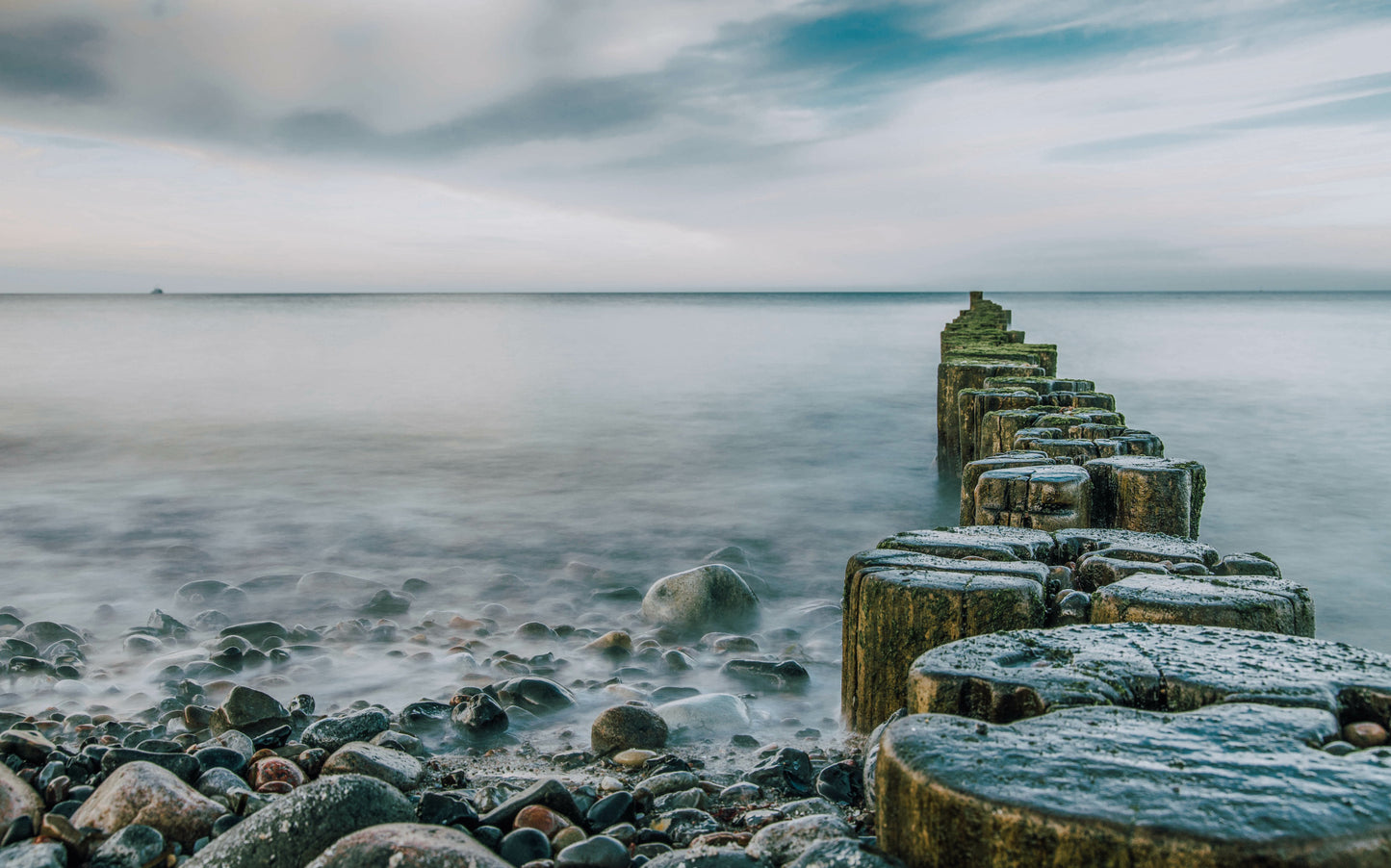 Obraz Wieloczęściowy Skalista Plaża i Falochrony – morska panorama do wnętrz skandynawskich, loftowych i nowoczesnych 240x150
