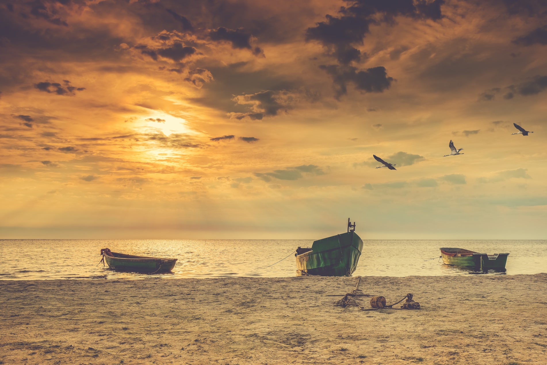 Obraz Wieloczęściowy Łodzie na Plaży – zachód słońca do wnętrz Coastal, Boho i Eklektycznych 180x120